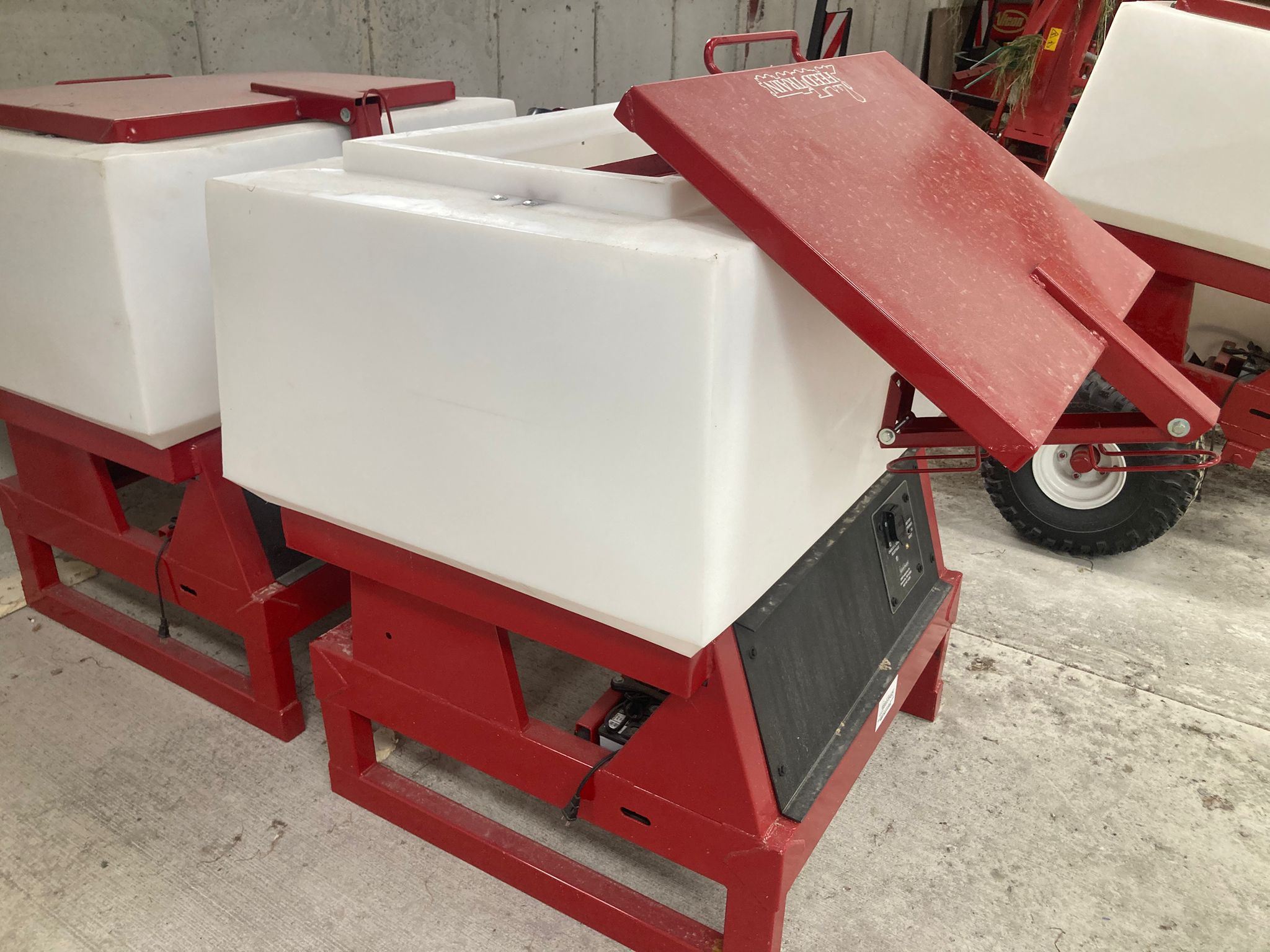 Feed Train Static Feeder with open lid